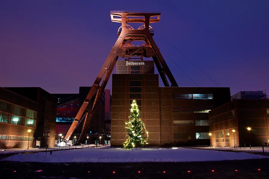 UNESCO-Welterbe Zollverein in Essen mit Weihnachtsbaum im Winter