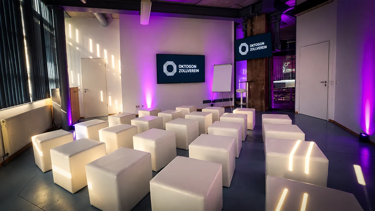 Workshopraum im OKTOGON auf Zollverein mit flexibler Würfelbestuhlung, Screens und Präsentationstechnik