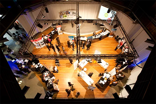 Flexibles Workshop-Setup im Plenum des OKTOGON auf Zollverein aus der Vogelperspektive