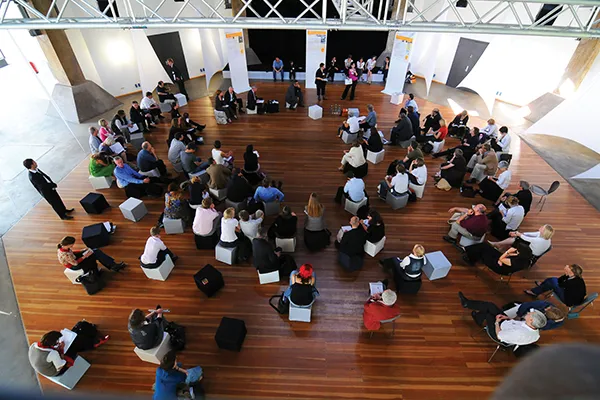 Workshop mit großer Teilnehmergruppe im offenen Plenum des OKTOGON auf Zollverein