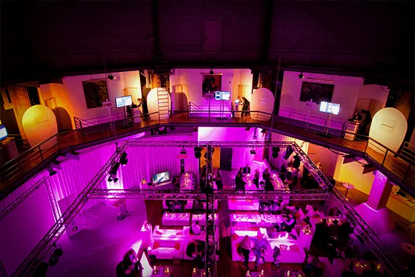 Workshop- und Networking-Format im beleuchteten Plenum des OKTOGON auf Zollverein