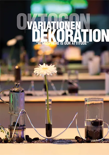 Titelbild der Dekorationsbroschüre des OKTOGON auf Zollverein mit einer weißen Gerbera in einer modernen Glasvase