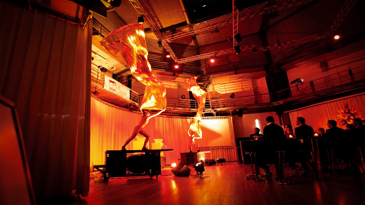 Akrobatikshow mit zwei Künstlerinnen an Vertikaltüchern als Entertainment beim Gala Dinner im OKTOGON auf Zollverein in Essen