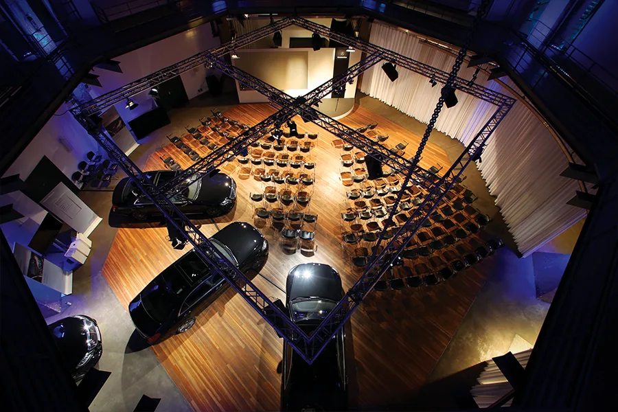 Automobilevent mit Fahrzeugpräsentation und Bestuhlung im Plenum des OKTOGON auf Zollverein