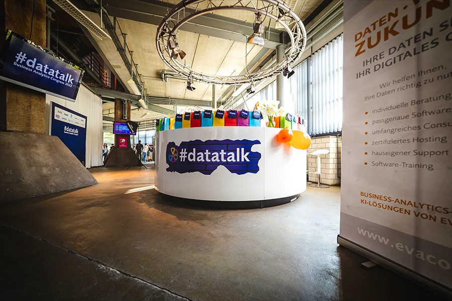Ausstellerbereich mit Präsentationsflächen und Branding bei einer Hausmesse im OKTOGON auf Zollverein