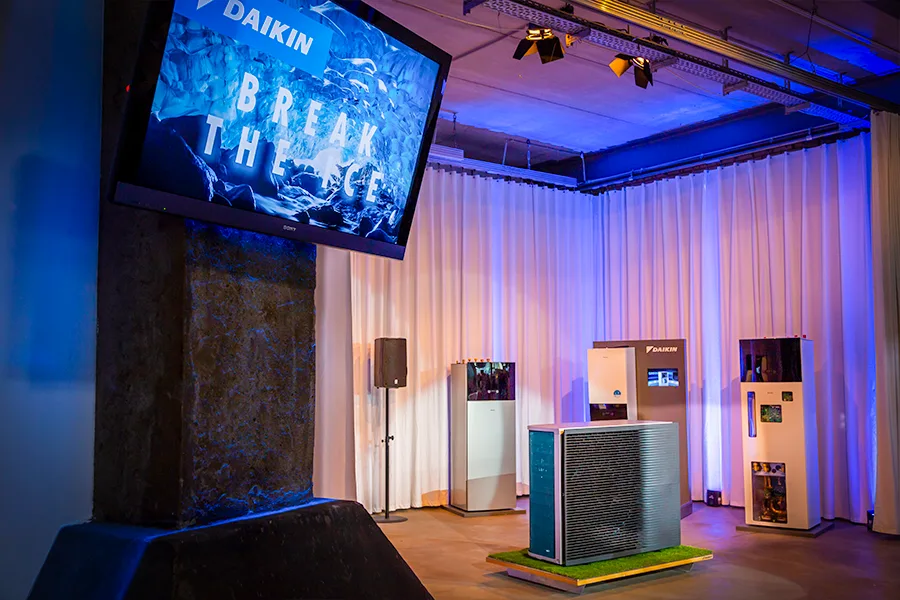 Alt-Text: Produktpräsentation mit Exponaten und Medientechnik bei einer Ausstellung im OKTOGON auf Zollverein