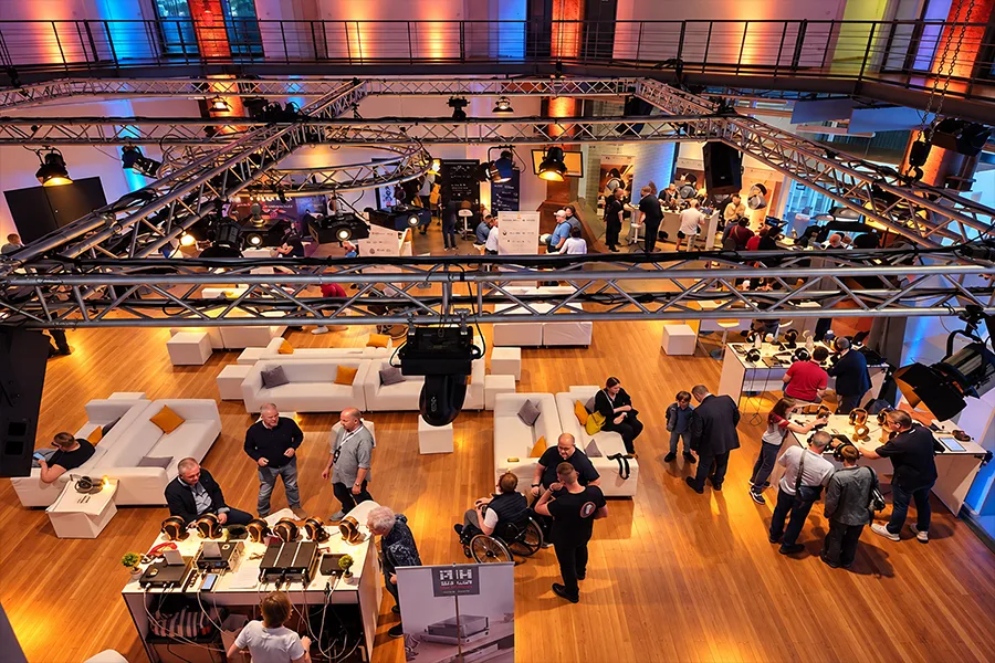 Hausmesse mit Ausstellungsflächen und Besuchern im OKTOGON auf Zollverein