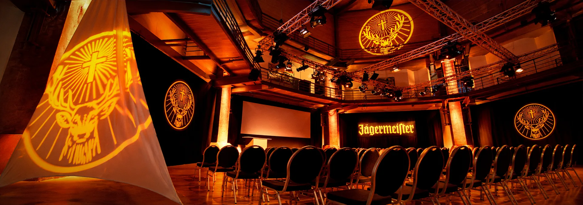 Markeninszenierung mit Projektionen und Veranstaltungslicht im OKTOGON auf Zollverein